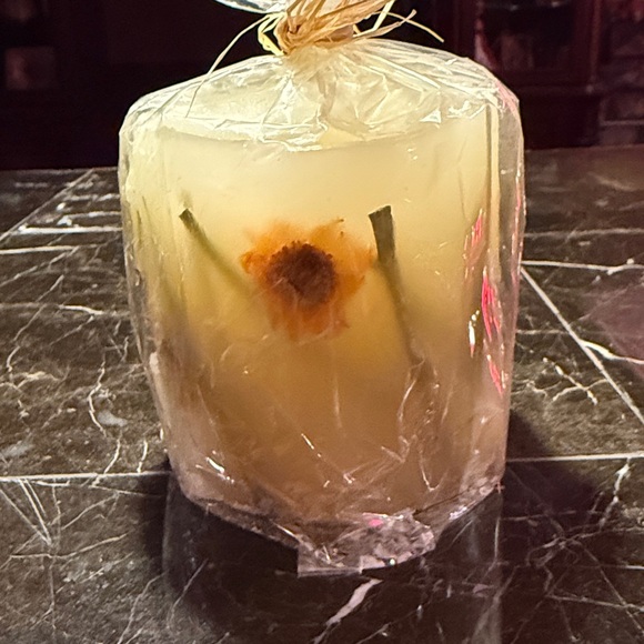 Wrapped candle with embedded decorative elements - Picture 4 of 5